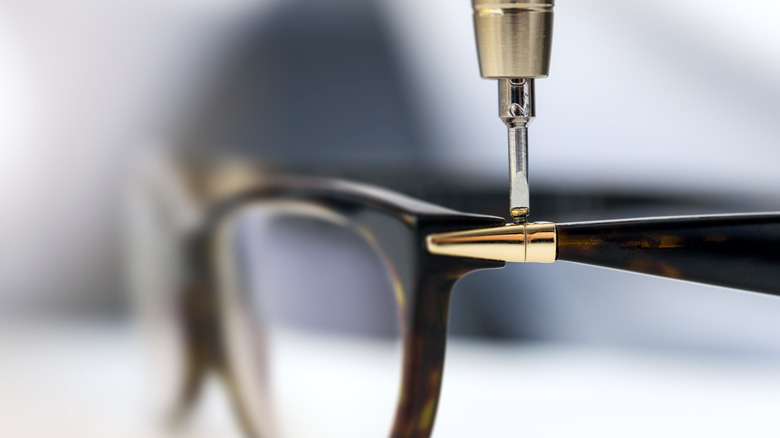screwing hinge on glasses