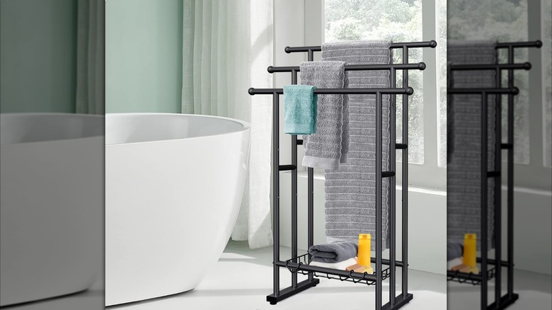 A Kayfia towel rack with gray towels in various sizes