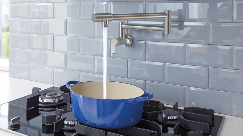 GROHE pot filler running 