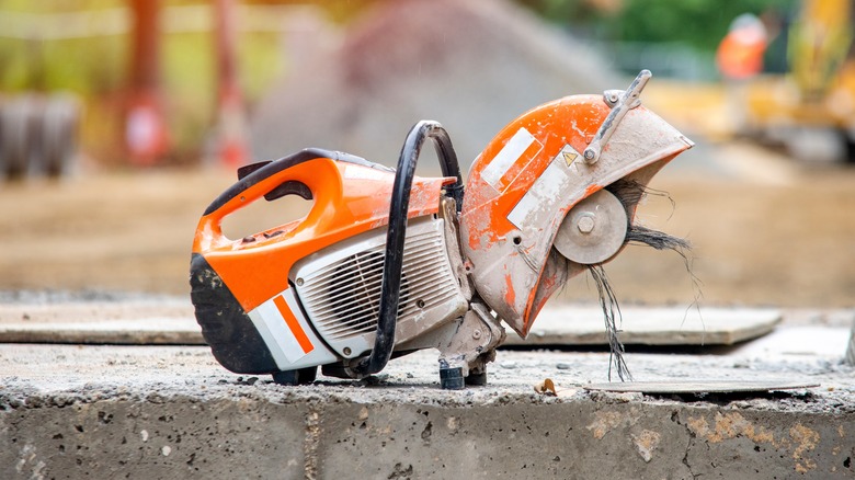 Power saw with broken blade