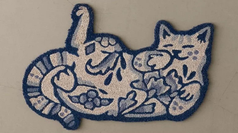Cat-shaped doormat with a Delft-inspired print