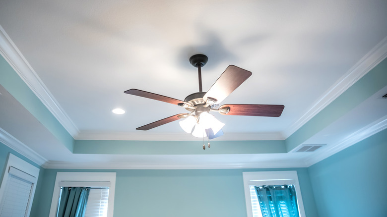 White tray ceiling with fan