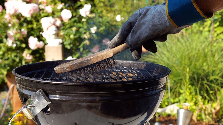 Hand cleaning grill with brush