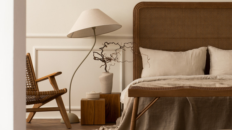 Bedroom with a brown headboard, warm tones and natural materials