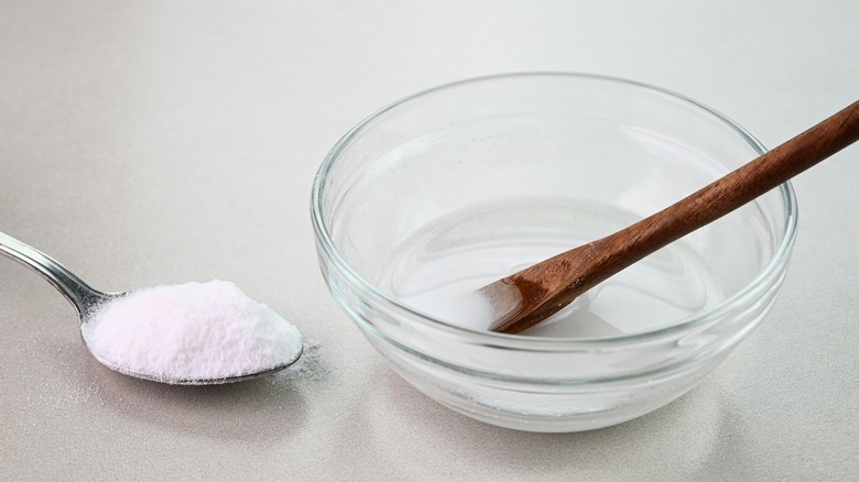 Mixing baking soda with water