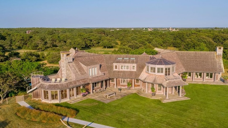 Exterior photo of Obama vineyard home 
