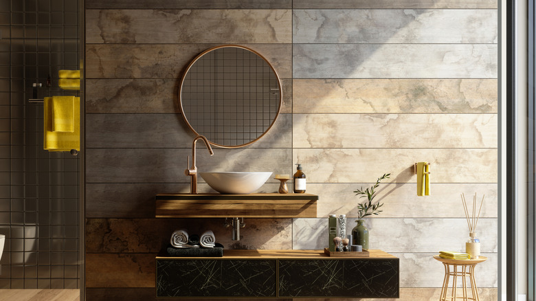 Modern, moody bathroom with long, horizontal stone tiles