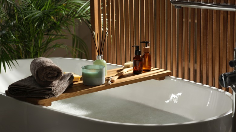 A deep soaking tub with amenities 