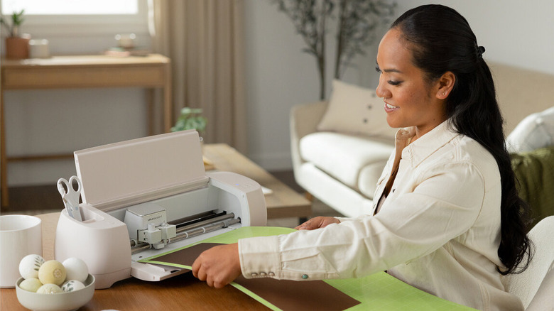 Feeding material into a Cricut