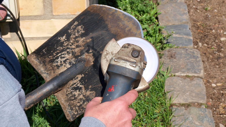 Sharpening a shovel blade with an angle grinder