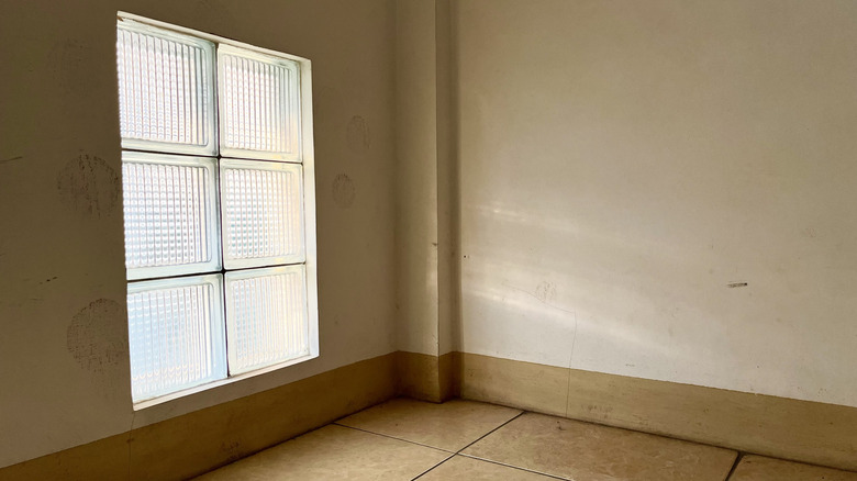 Glass block window in neutral tan room