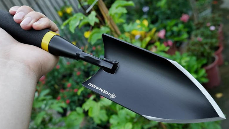 Close-up of Kemaier's Heavy Duty Carbon Steel Gardening Trowel