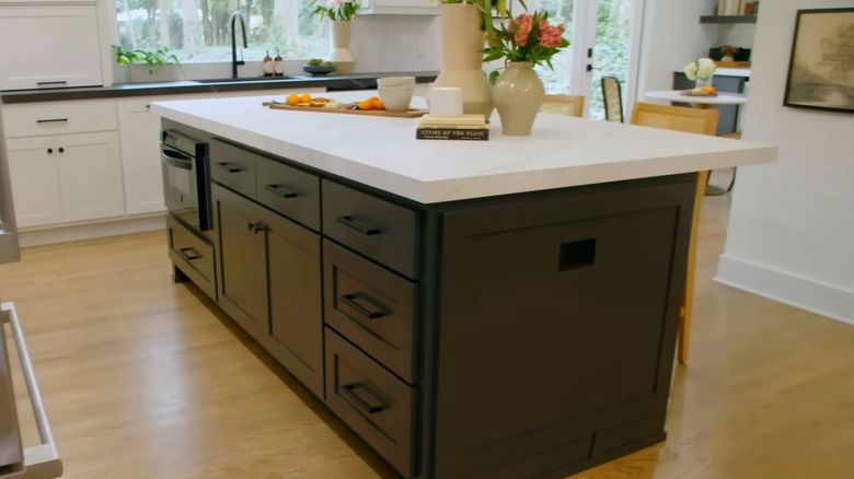 white porcelain island in kitchen