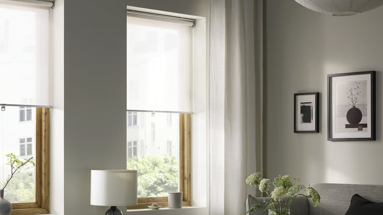 The SKOGSKLÖVER roller blinds from IKEA over two windows in a living room