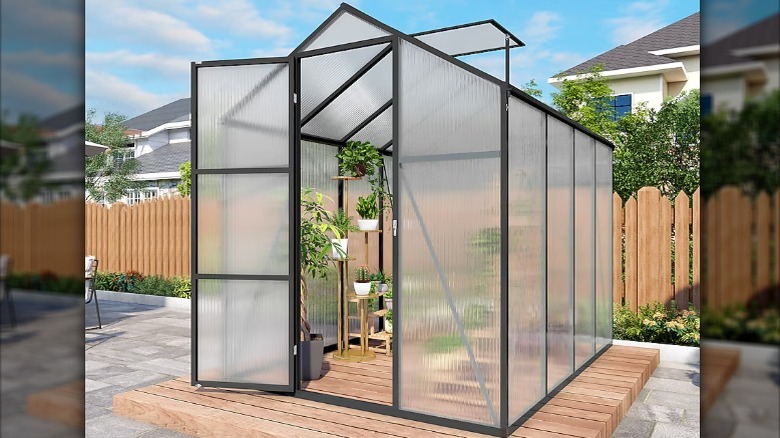 The polycarbonate greenhouse from Huluwat
