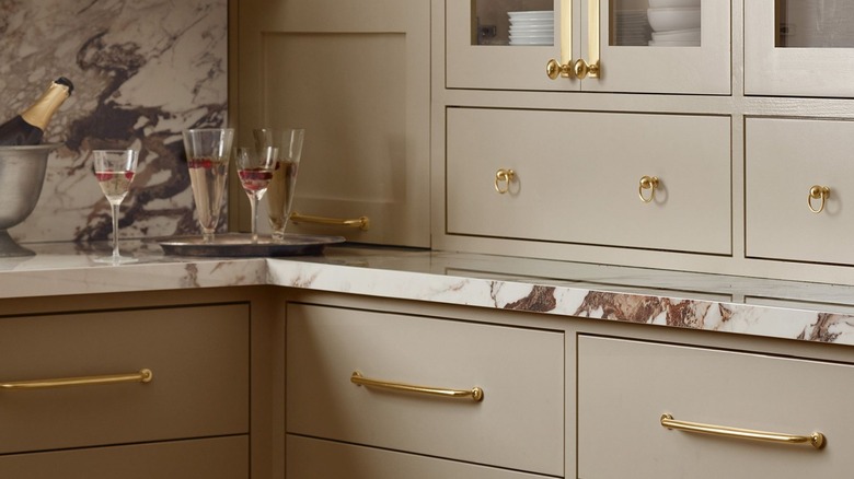 Mixed cabinet knob and pull styles on kitchen cabinets