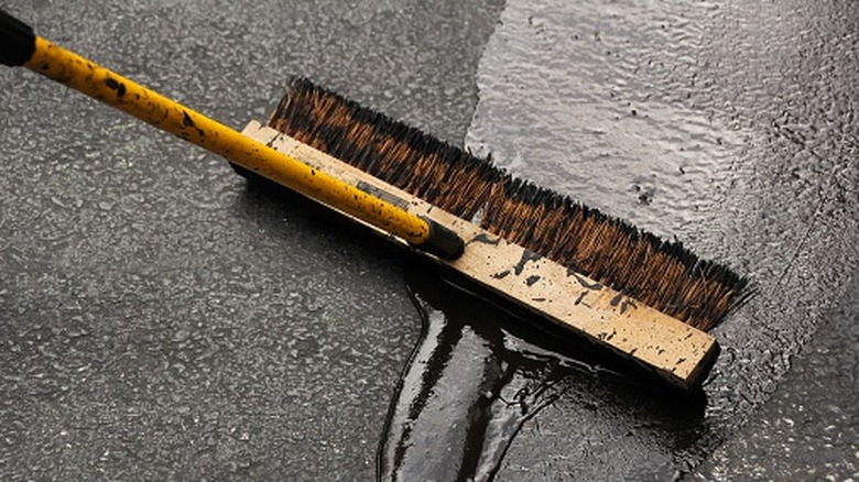 Sealing asphalt driveway
