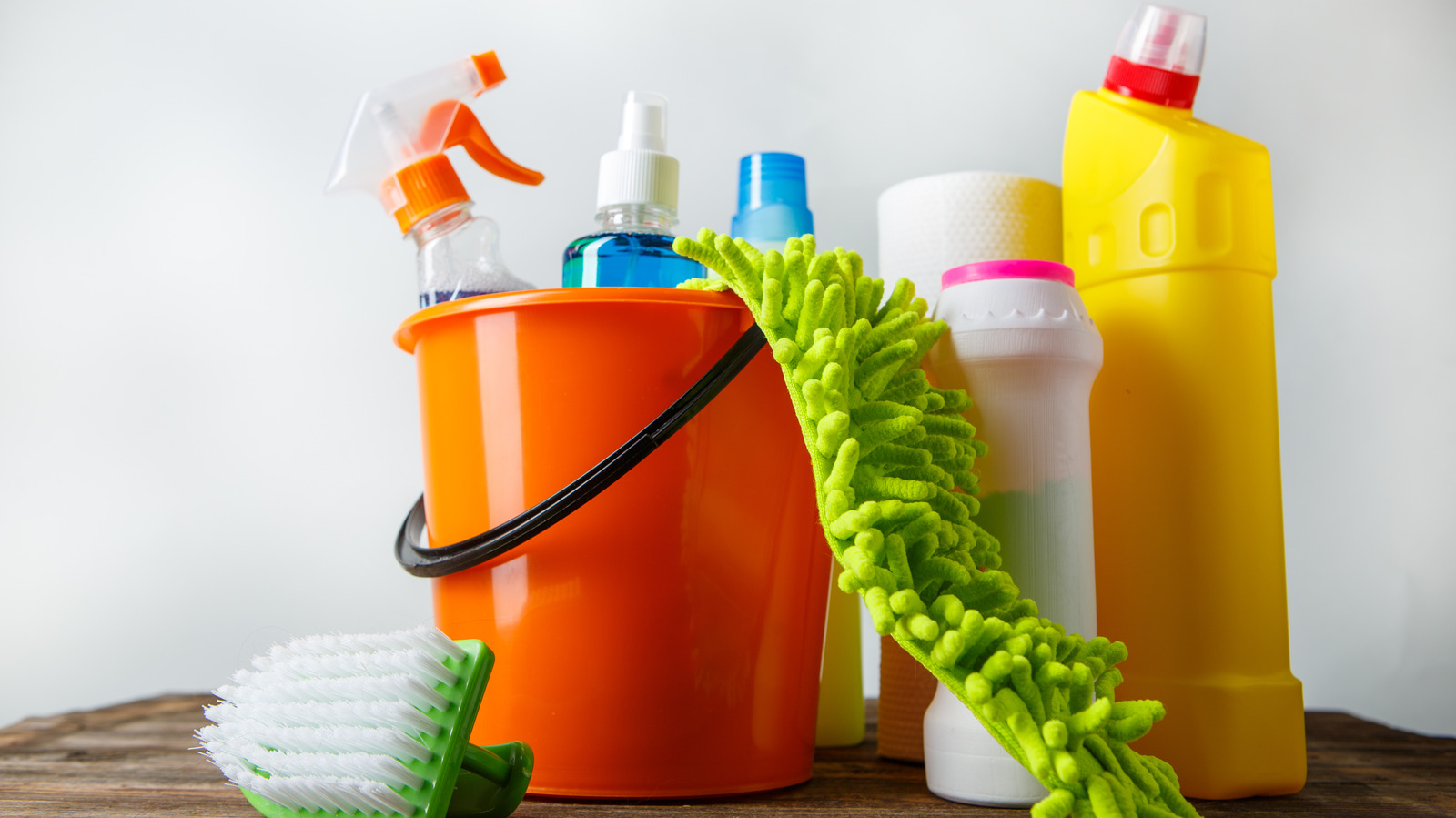 Bleach Or Vinegar Which Is Better To Use On Mold Around The House?