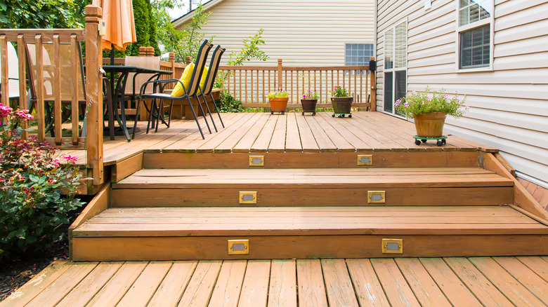 A multi-level deck in a backyard