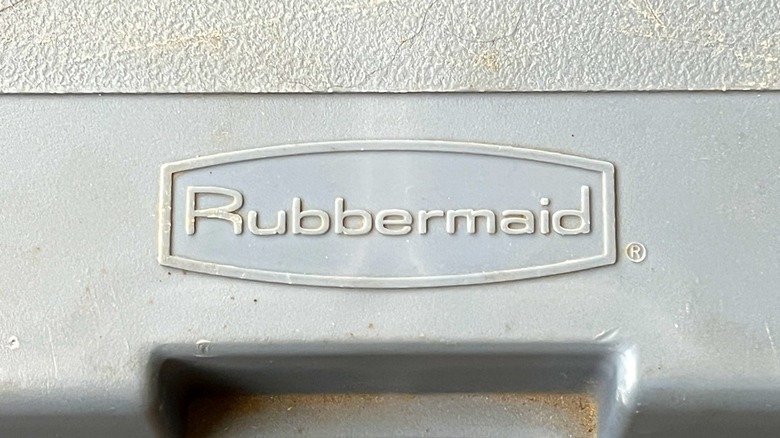 Zoom in on a Rubbermaid logo on a container box
