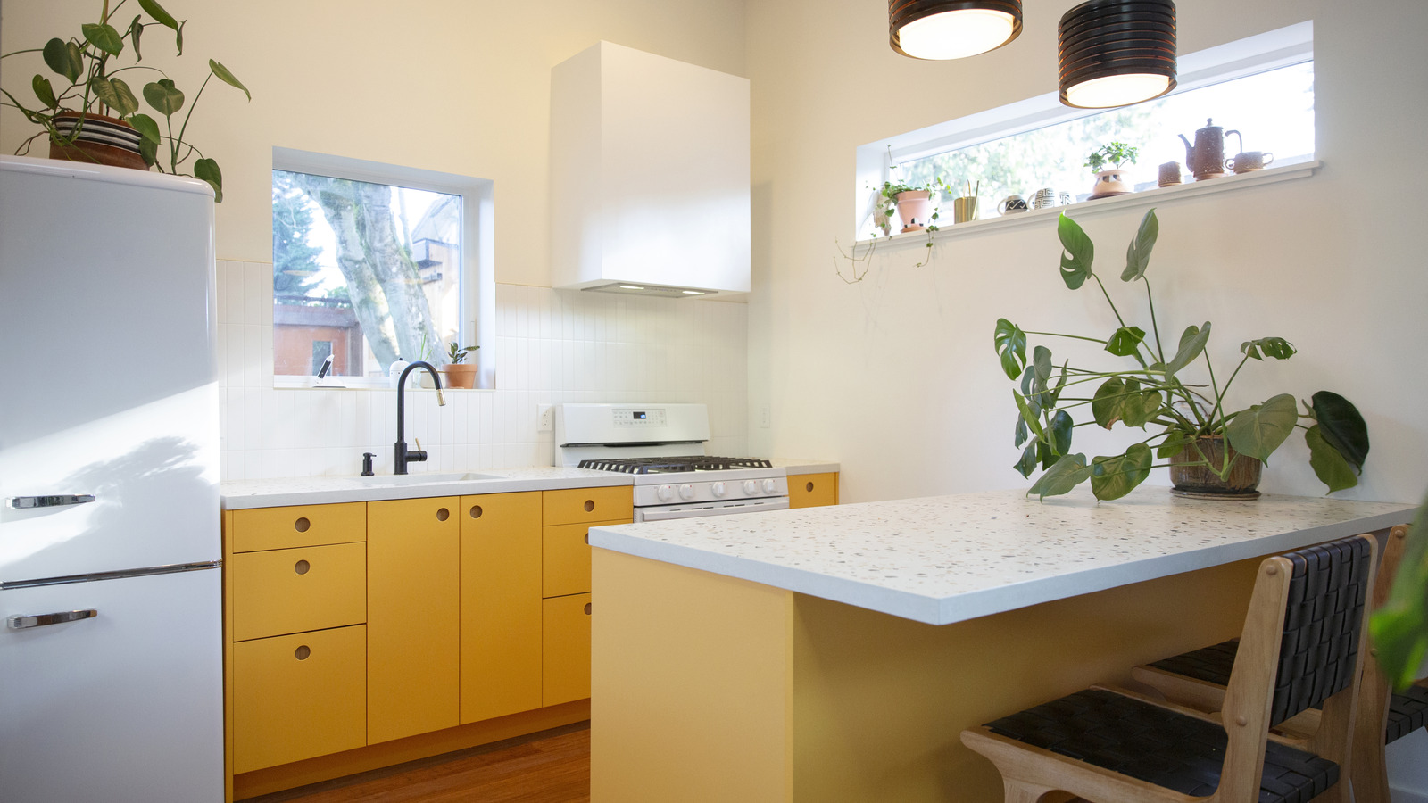 Brighten Up Your Kitchen Space With These Yellow Cabinet Ideas, image size:1600x900