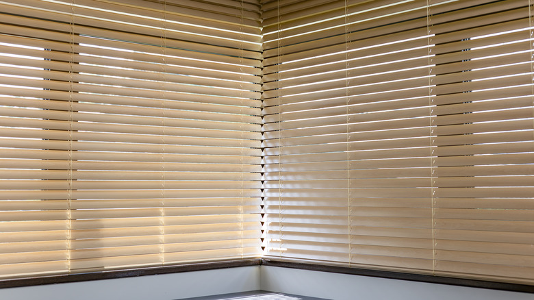 Corner window with beige window blinds
