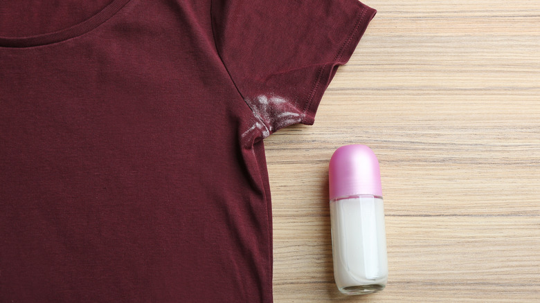 macchia di deodorante sulla maglietta rossa