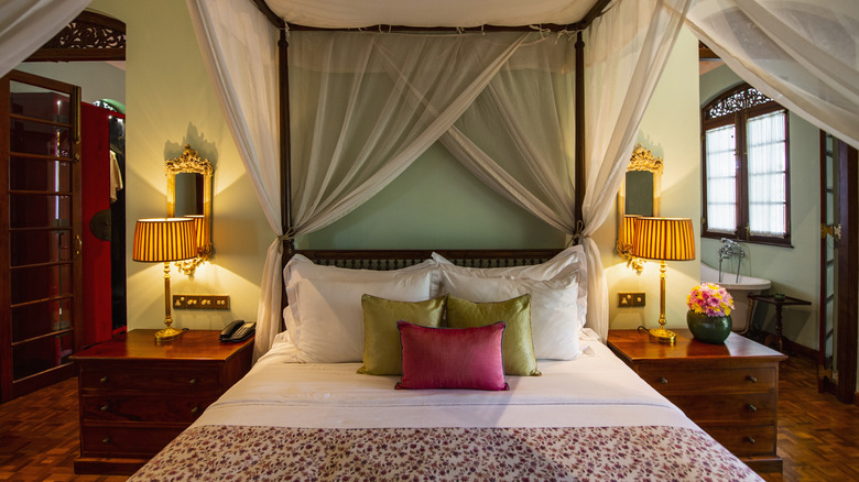 Canopy bed accent wall in a bedroom