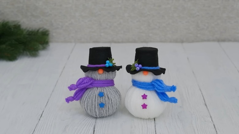 Gray and white snowmen made out of yarn