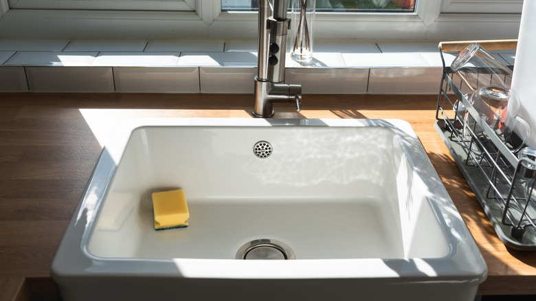 Belfast sink with overflow in basin