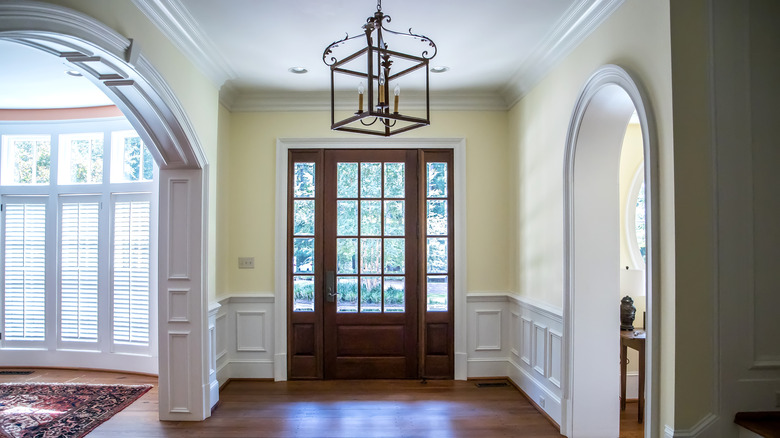 Home entryway with arches