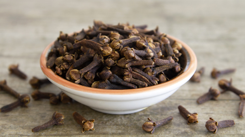 whole cloves in bowl
