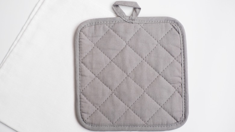 Pot holder on counter