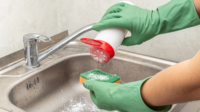 sink-cleaning with powdered cleaner
