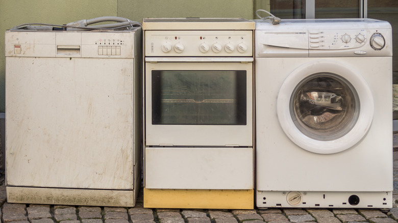 Old, dated dishwasher, oven, and washing machine