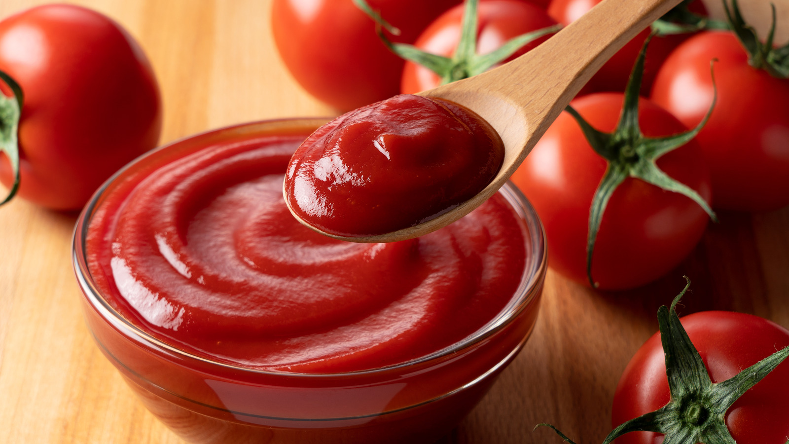 Tomato ketchup. Кетчуп. Соус кетчуп. Томатная паста кетчуп. Томатная паста на ложке.