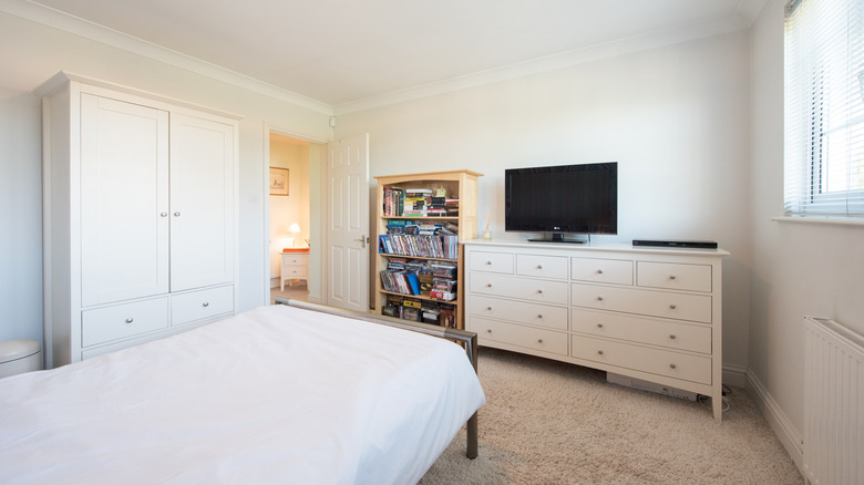 Can't Commit Fully To A Bold Paint Color? How To Give Your Room Just A Tasteful Touch