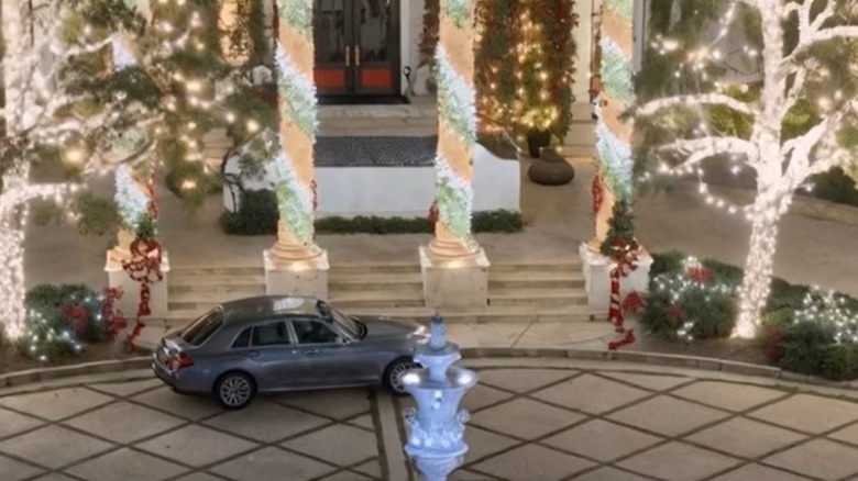 Vehicle in front of Jamie Foxx's holiday porch