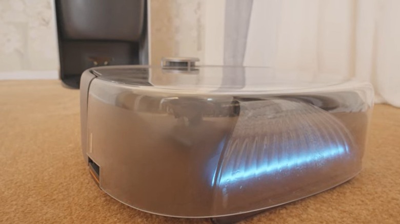 The Robotin R2 carpet washer cleans a carpet.