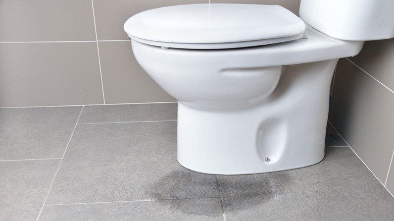 Removing toilet tank lid