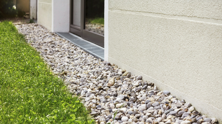 A gravel bed in front of a house