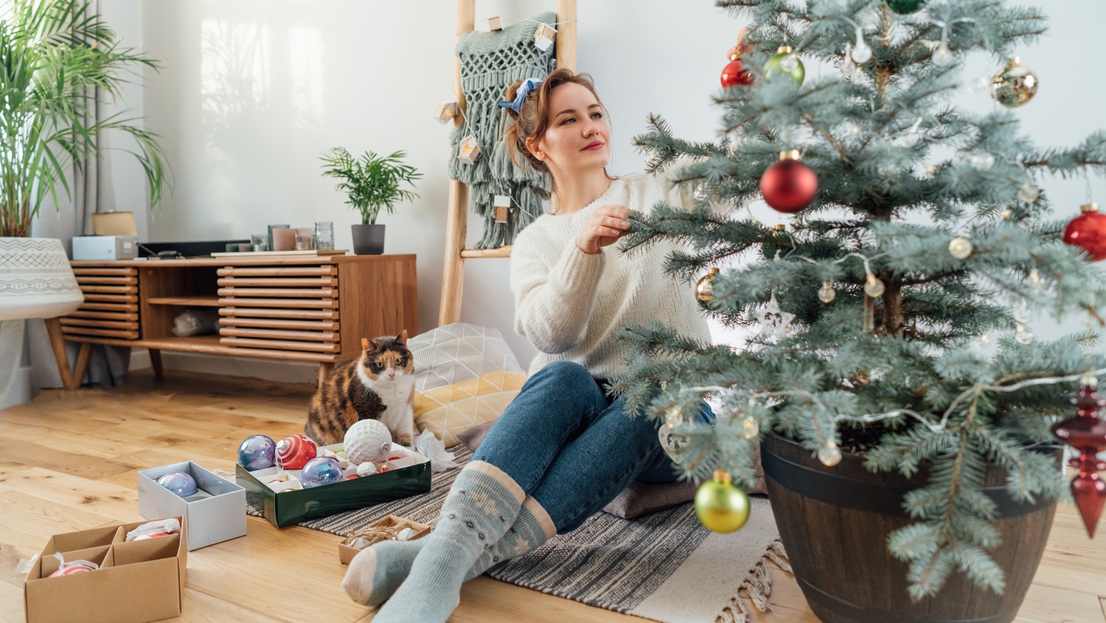 Chelsea DeBoer Has A Clever Christmas Tree Base Alternative You'll Want