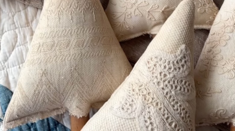 Lace and cotton Christmas tree decorations