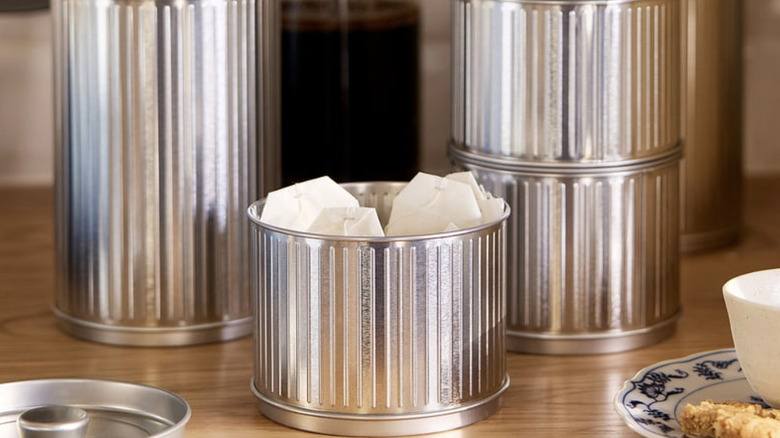 BETTHAJ Tin with lid — 19 ounces — holding tea bags