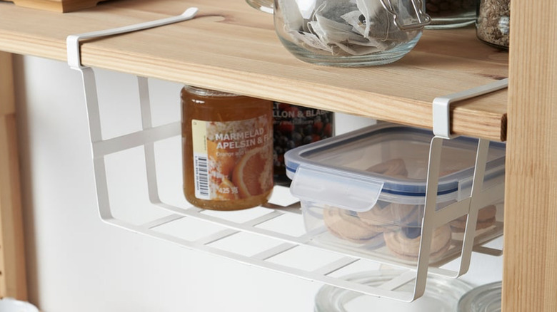 PÅLYCKE Clip-on basket with a bin of cookies and jams stored in it