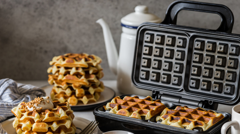 Waffle iron with waffles 