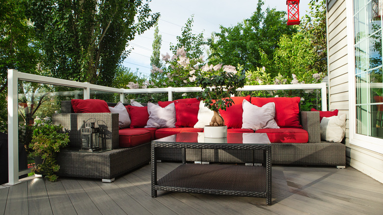 divano da patio con cuscini rossi
