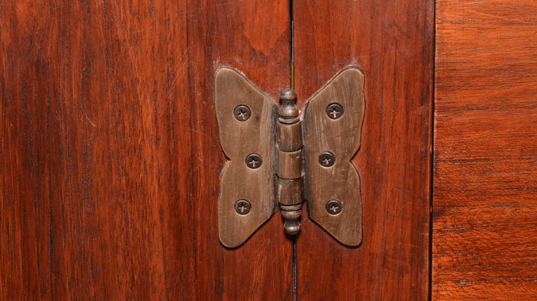 Butterfly shaped hinge on a wood door