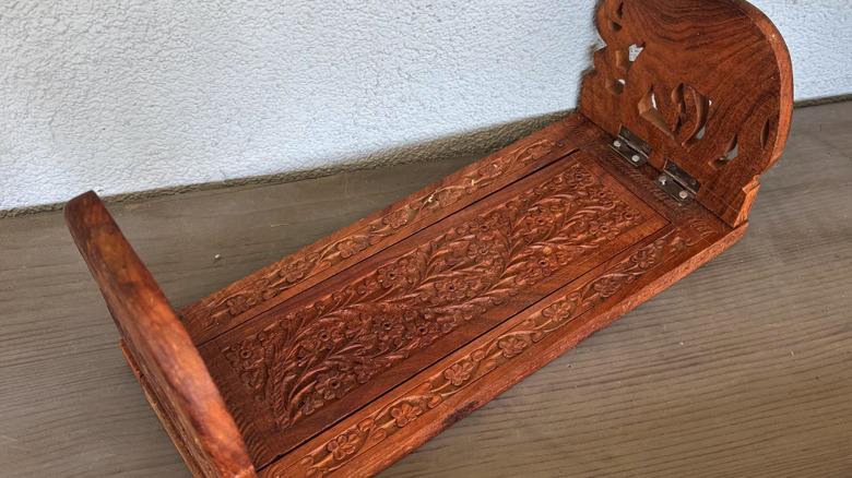 Foldign elephant book end with hinges