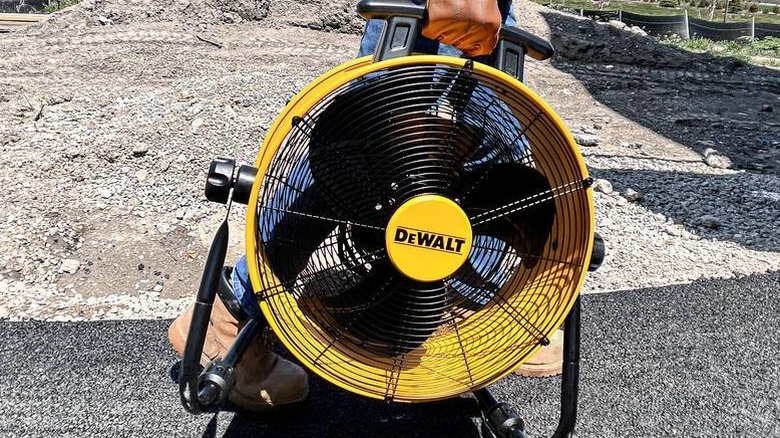 Carrying the DeWalt DXF1616 on a jobsite
